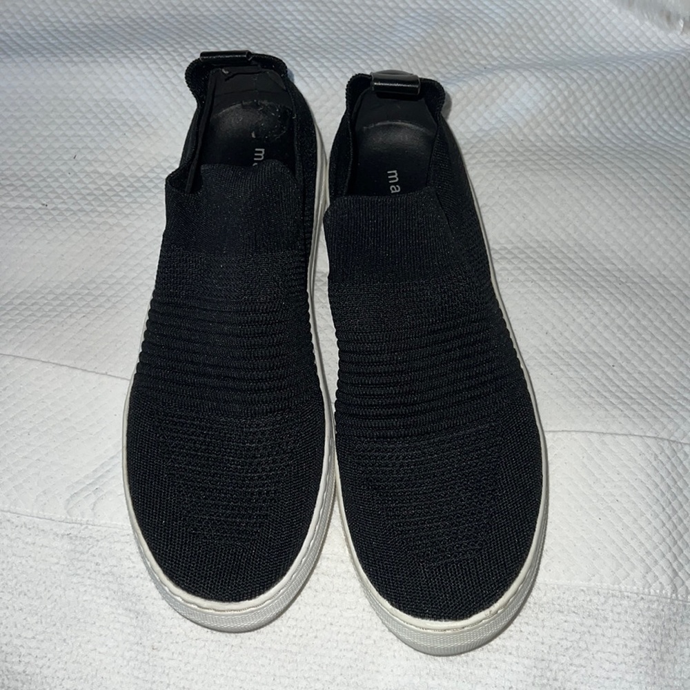 Black shoes size 8